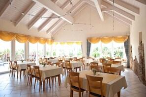 Free daily buffet breakfast - Weingut & Gästehaus Felshof (Sommerhausen)