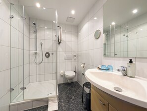 Shower, pengering rambut,  dan handuk