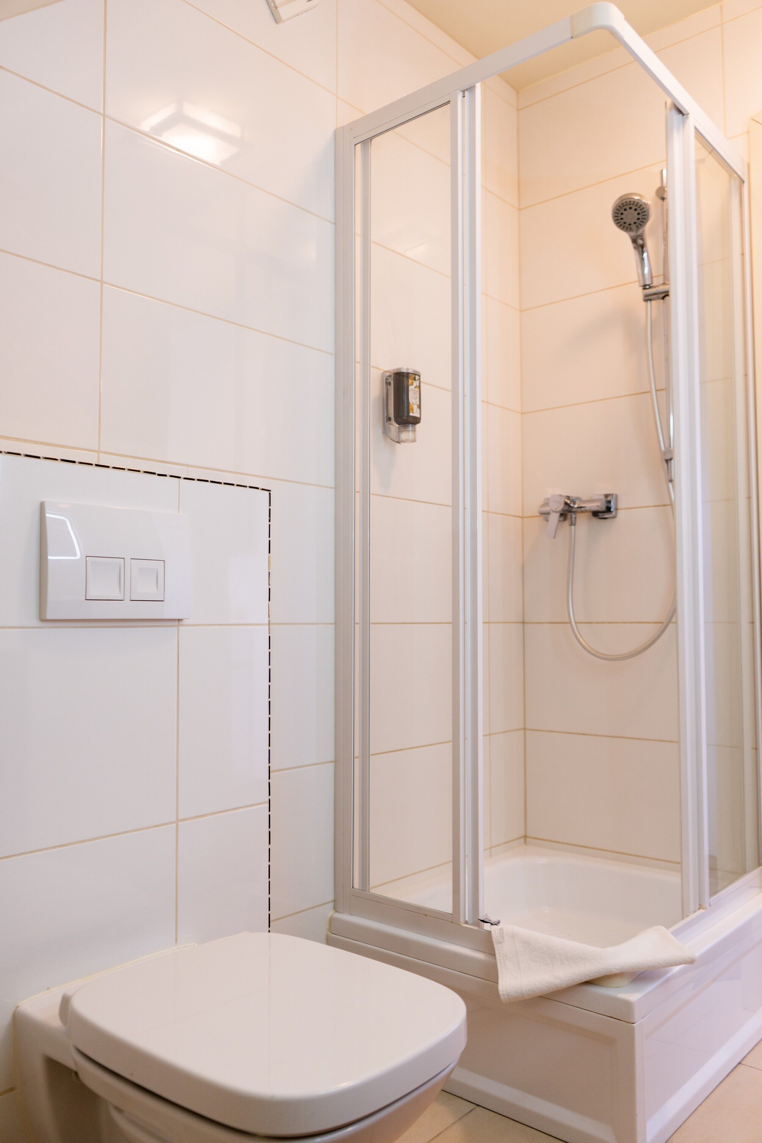 deluxe double or twin room | bathroom | free toiletries, hair dryer, towels