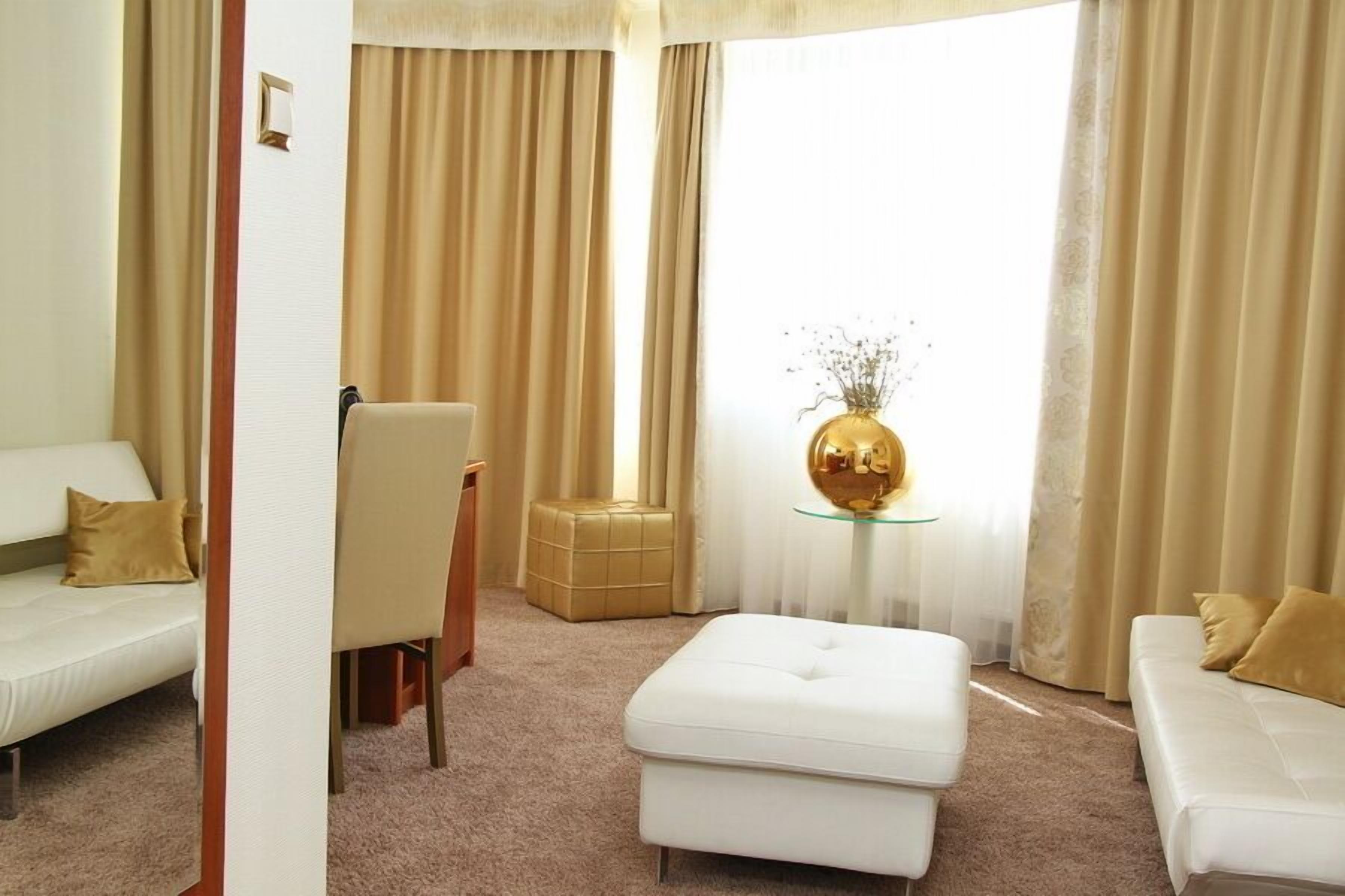 apartment | hypo-allergenic bedding, in-room safe, desk, iron/ironing board