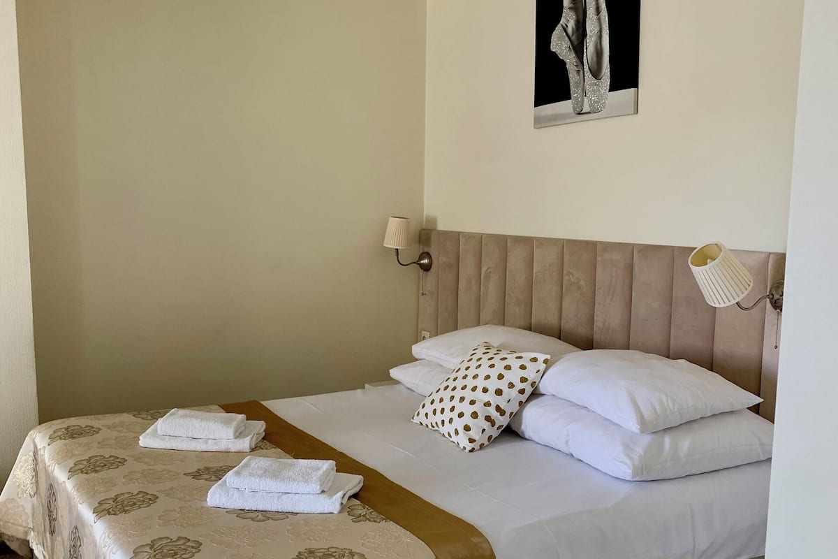 Hypo-allergenic bedding, in-room safe, desk, iron/ironing board