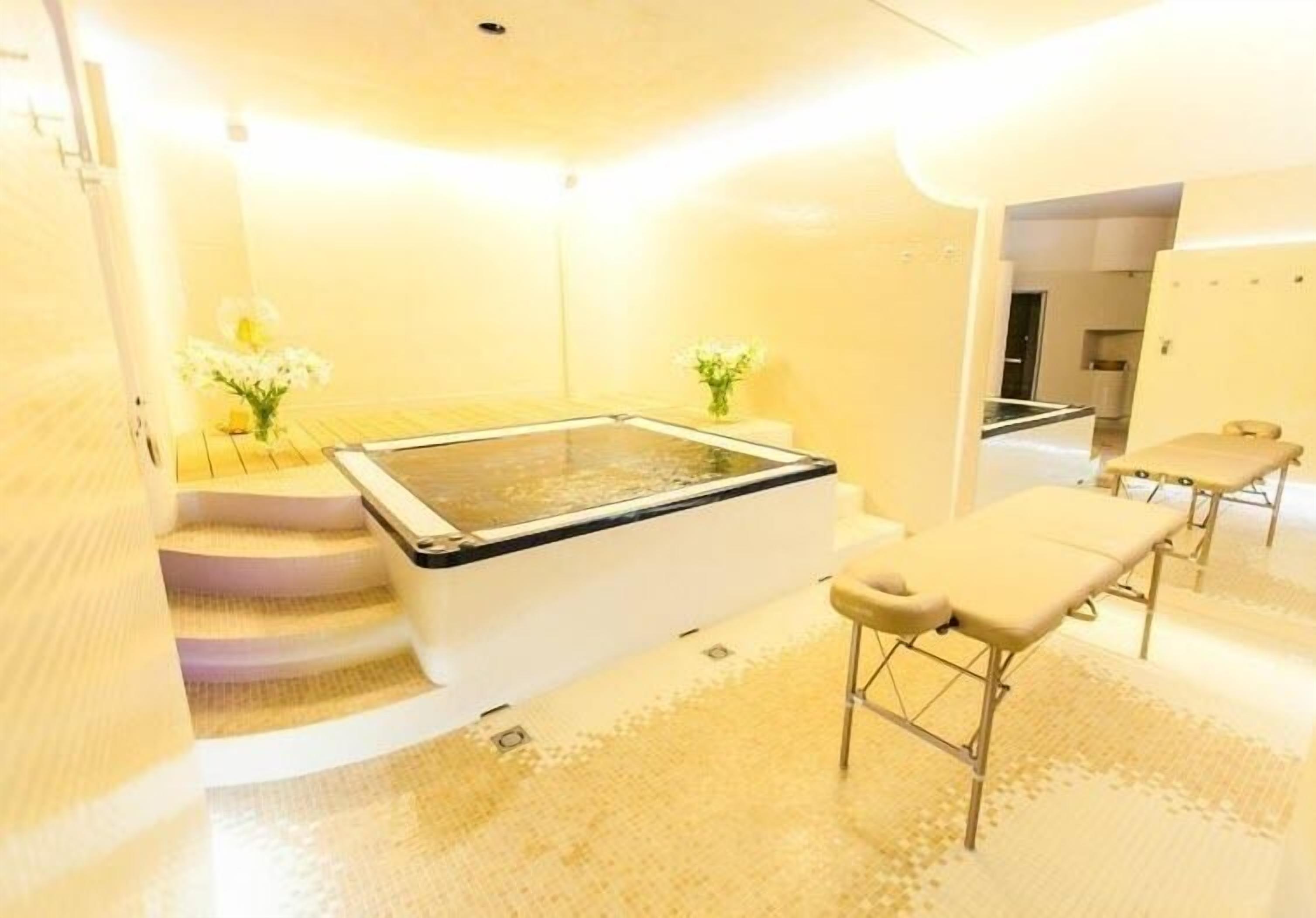 indoor spa tub