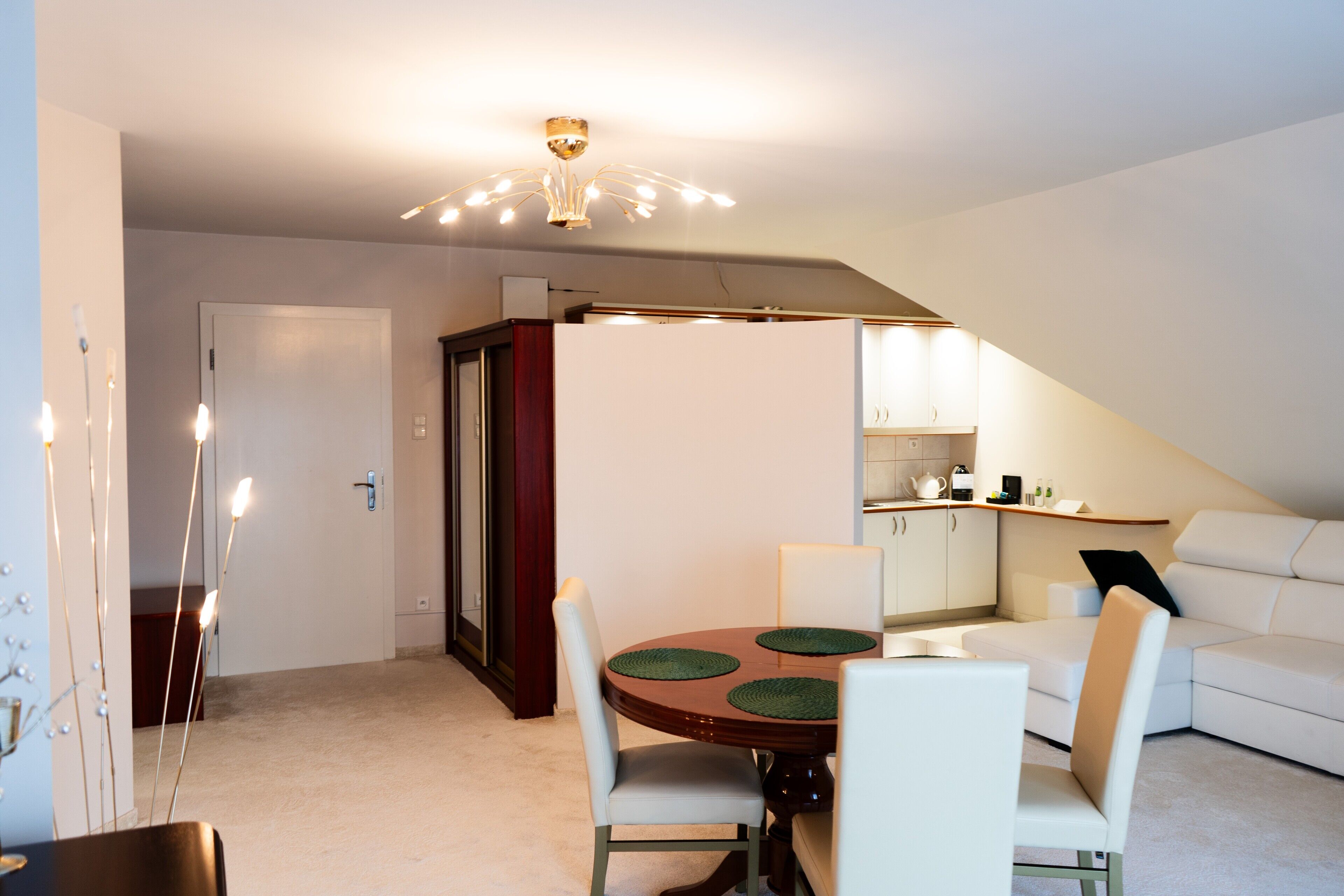 ملاءات للفراش لا تسبب الحساسية وخزنة داخل الغرفة ومكتب ومكواة/لوح كي