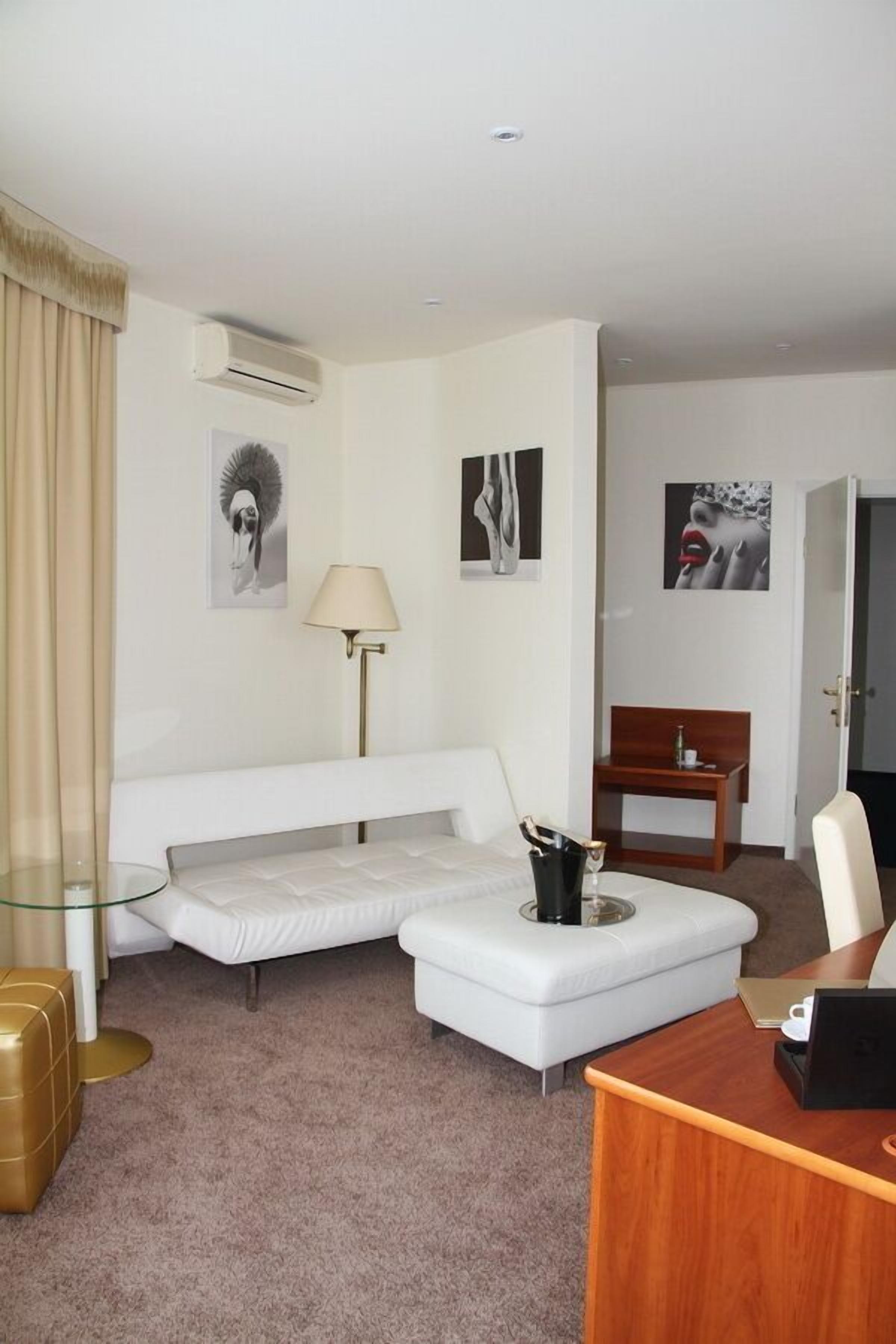 apartment | hypo-allergenic bedding, in-room safe, desk, iron/ironing board