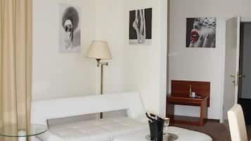 Apartment | Hypo-allergenic bedding, in-room safe, desk, iron/ironing board