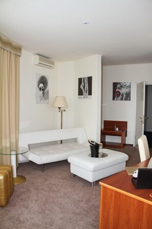 Departamento | Ropa de cama hipoalergénica y caja de seguridad en la habitación 