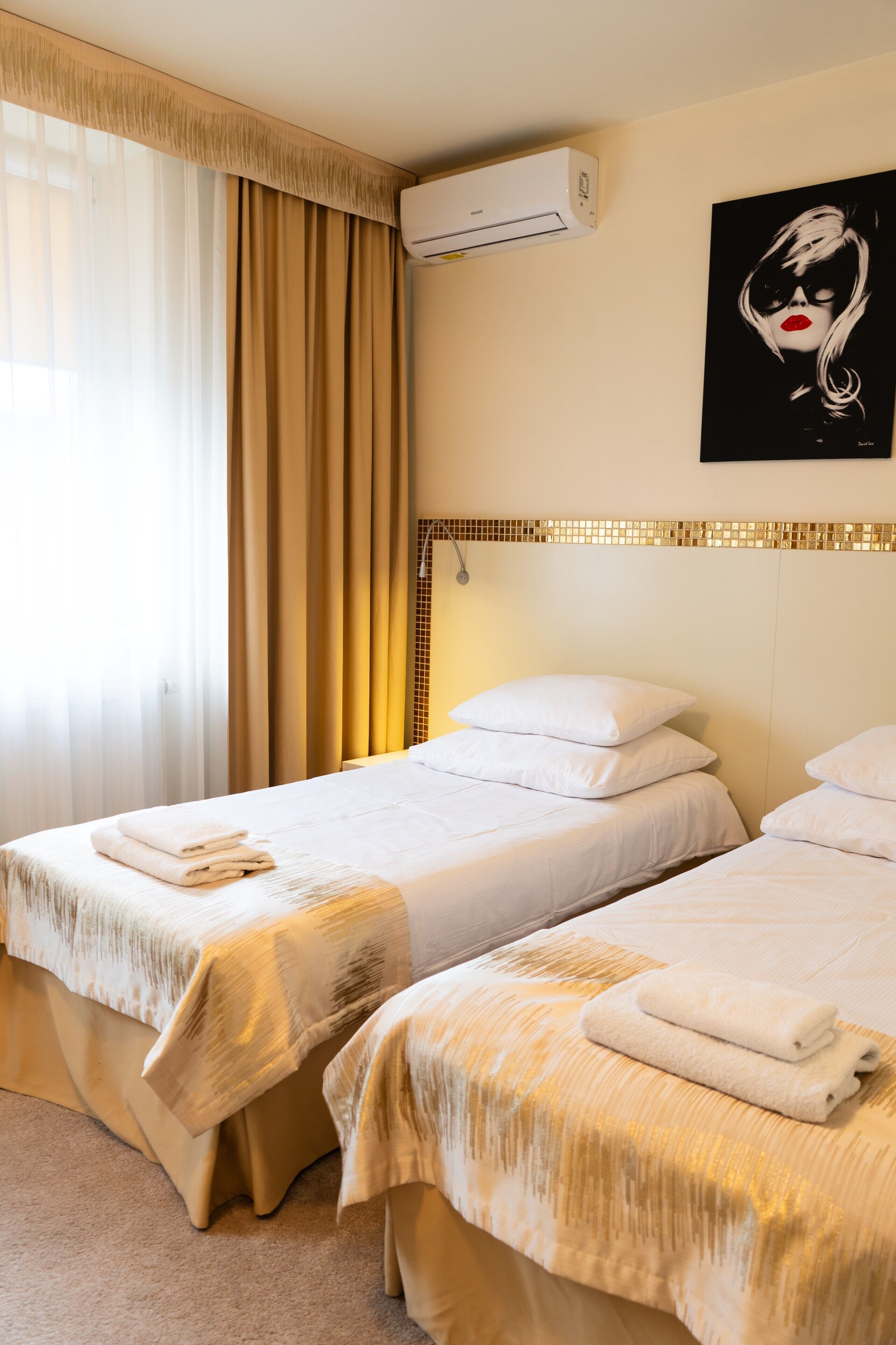 family room | hypo-allergenic bedding, in-room safe, desk, iron/ironing board