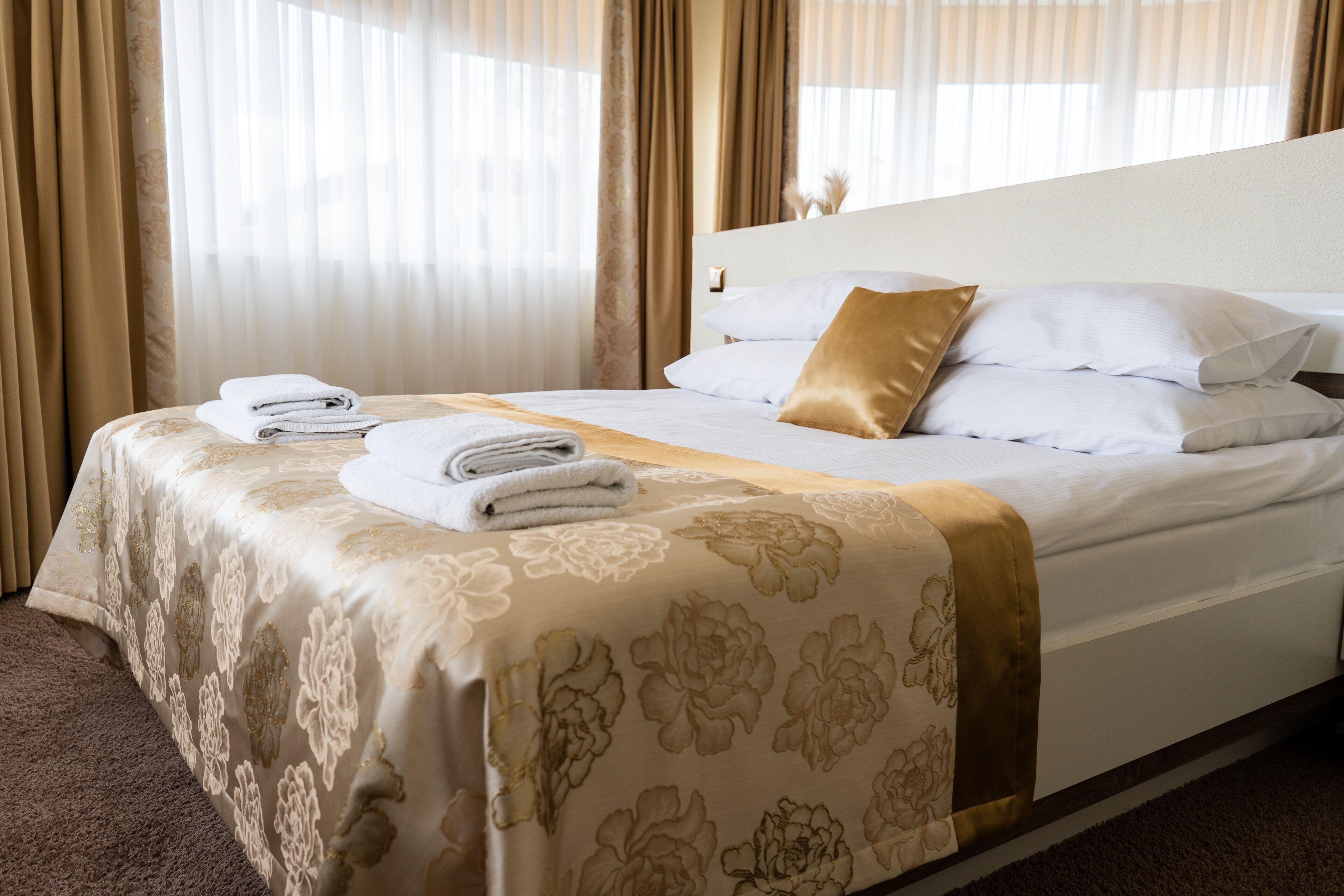 Apartment | Hypo-allergenic bedding, in-room safe, desk, iron/ironing board