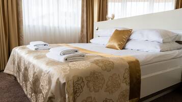 Apartment | Hypo-allergenic bedding, in-room safe, desk, iron/ironing board