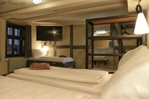 Family Room (Honduras) | Hypo-allergenic bedding, free WiFi, bed sheets - FAIRISTA Hostel und Hotel (Quedlinburg)