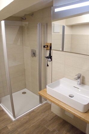 Habitación doble Confort (Indonesien) | Baño | Regadera, secadora de cabello, toallas 