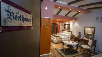 Habitación triple de lujo, 1 habitación (Betthoven) | Ropa de cama de alta calidad, colchones viscoelásticos, escritorio