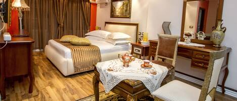 Habitación triple de lujo, 1 habitación (Betthoven) | Ropa de cama de alta calidad, colchones viscoelásticos, minibar