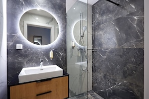 Apartament Blue | الدش داخل الحمام