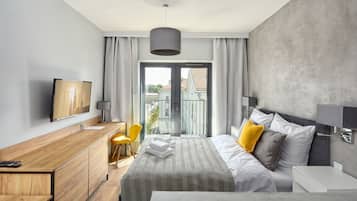 Apartament Yellow | Private kitchen | Fridge, microwave, stovetop, coffee/tea maker
