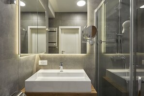Apartament Bottle Green | حمام | تجهيزات دش، دُش غزير، مجففات شعر، مناشف