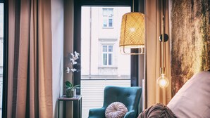 ستائر تعتيم وتجهيزات عازلة للصوت ومكواة/لوح كي وأسرّة أطفال/رضّع