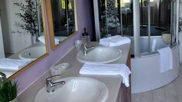 Royal suite, uitzicht op tuin | Badkamer | Een regendouche, gratis toiletartikelen, een haardroger, handdoeken