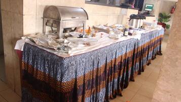 Se ofrece un desayuno bufé (10 EUR por persona)
