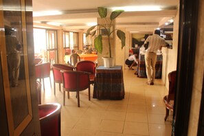 供应早餐、午餐和晚餐