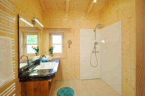 Xalet (Kampenwand) | Bany | Dutxa, assecador de cabells i tovalloles 