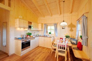 Full-size fridge, microwave, oven, stovetop - Lamplhof (Rimsting)