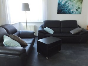 스탠다드 아파트 | 거실 공간 | 평면 TV, DVD 플레이어