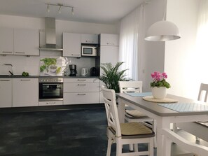 스탠다드 아파트 | 전용 주방 | 냉장고, 전자레인지, 오븐, 쿡탑