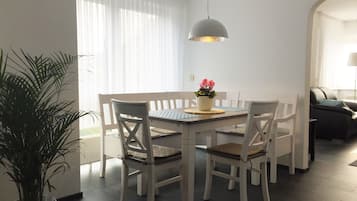 Standard-Apartment | Essbereich im Zimmer