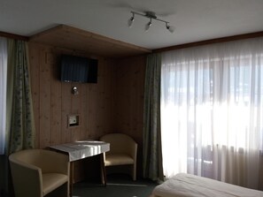 In-room safe, desk, cribs/infant beds, free WiFi - Haus Bergkranz (Lermoos)