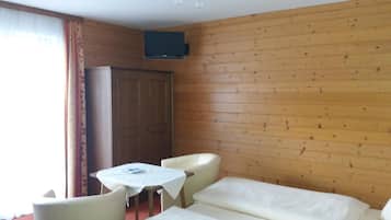 Zimmersafe, Schreibtisch, Babybetten, kostenloses WLAN