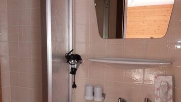 Douche, articles de toilette gratuits, sĂšche-cheveux