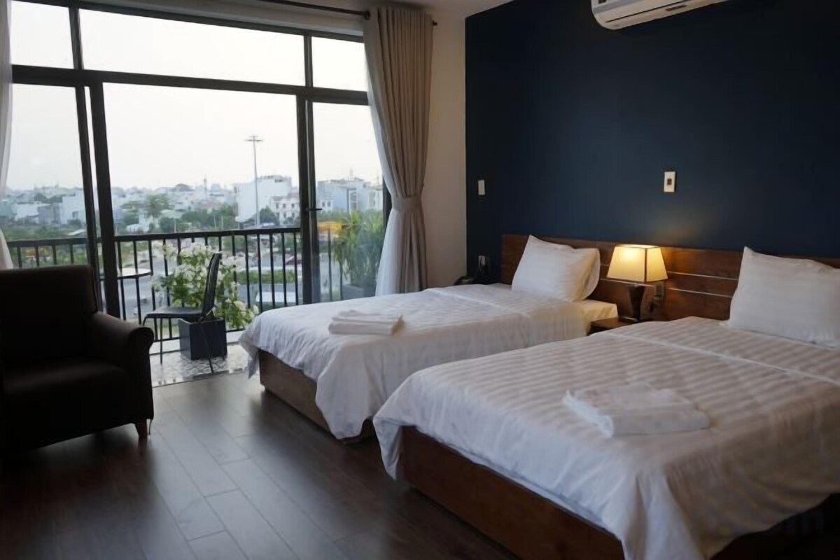 Minibar, desk, blackout drapes, WiFi (free)
