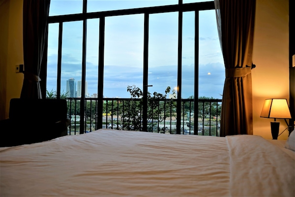 Minibar, escritorio, cortinas opacas y wifi gratis