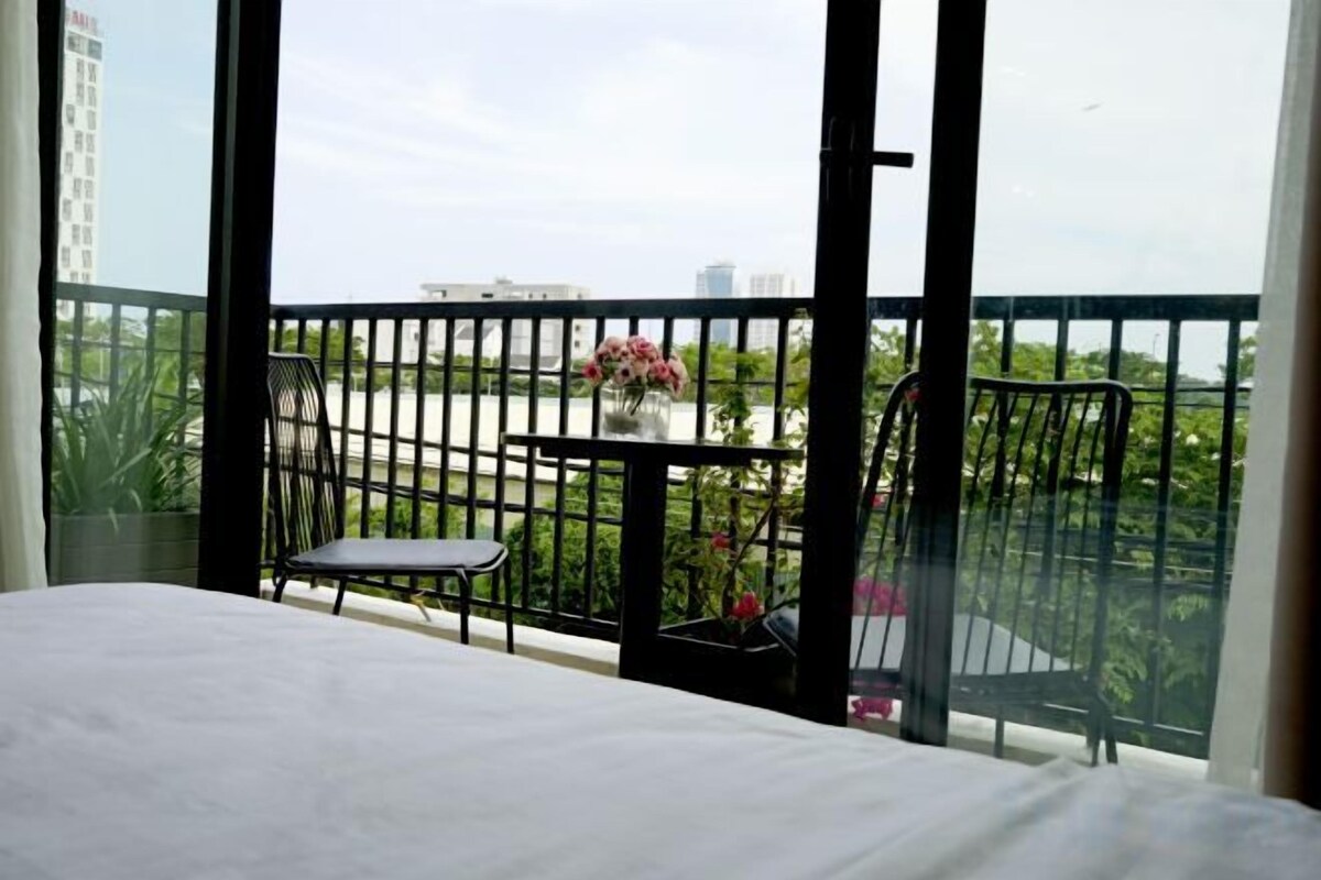 Minibar, desk, blackout drapes, WiFi (free)