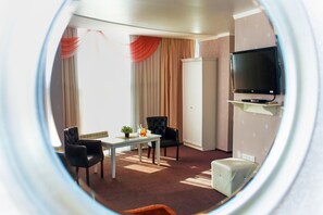 Suite panorámica, 1 cama matrimonial, para no fumadores, vista a la ciudad | 1 habitación, minibar, escritorio y tabla de planchar con plancha 