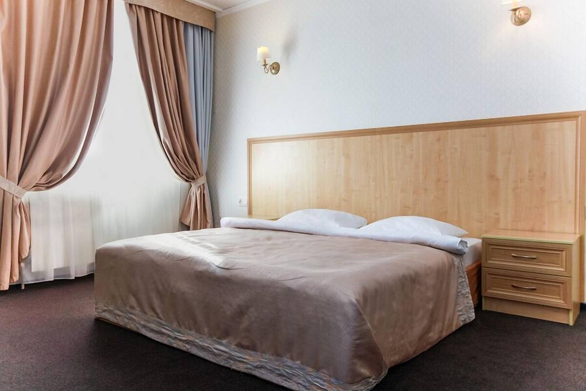 Comfort Double Room, 1 Katil Ratu (Queen), Non Smoking, City View | 1 bilik tidur, bar mini, meja, seterika/papan seterika