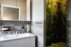 Deluxe Apartment, 2 Bedrooms | Bathroom | Shower, hair dryer, towels, soap