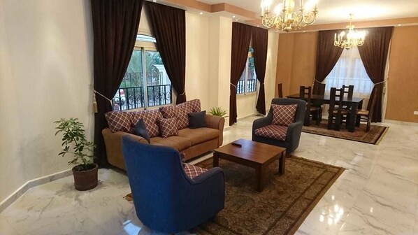 Villa, 3 Schlafzimmer | Wohnzimmer | 55-Zoll-Flachbildfernseher mit Satellitenempfang, Fernseher