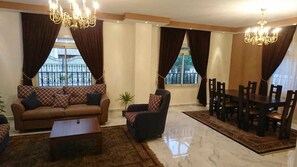 Villa, 3 chambres | Salle de séjour | Téléviseur à écran plat de 55 po avec télévision par satellite