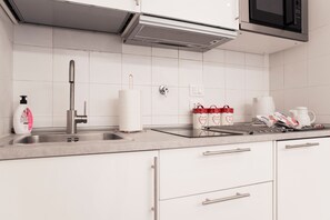 Appartement, 1 grand lit, non-fumeur | Cuisine privée | Réfrigérateur, surface de cuisson, vaisselle et ustensiles