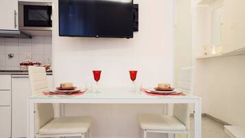 Apartamento, 1 cama de matrimonio, no fumadores | Servicio de comidas en la habitación