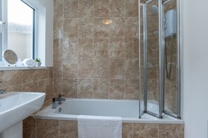 House, 3 Bedrooms | Bathroom | Combined shower/bathtub, deep-soaking bathtub, towels, shampoo - 80 South Milton Street (Plymouth)