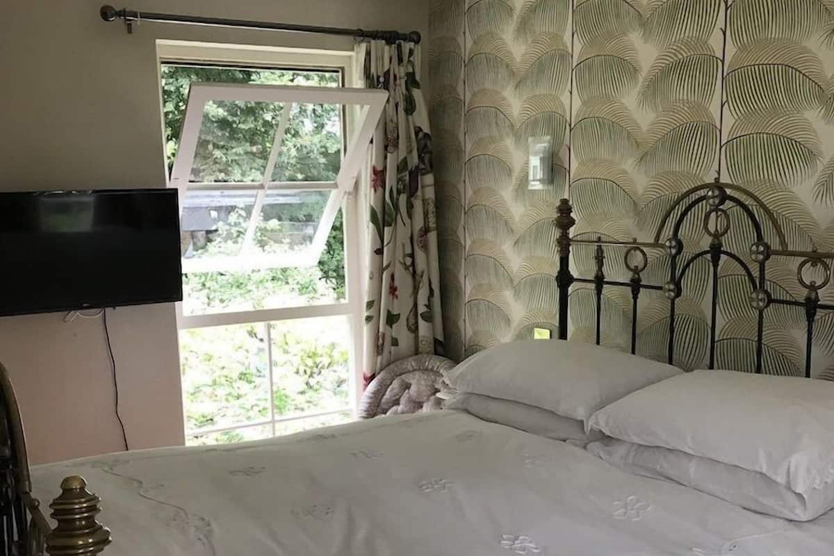 Double Room | Hypo-allergenic bedding available, WiFi (free), individually decorated