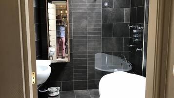 Double or Twin Room | Bathroom | Towels