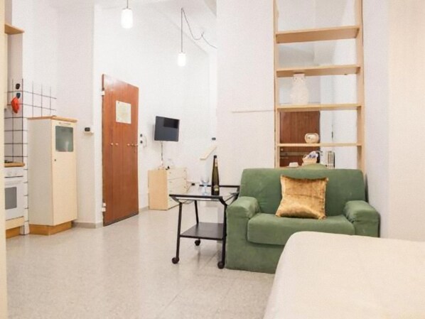 Apartment, 1 Queen Bed with Sofa bed, Non Smoking | Living area