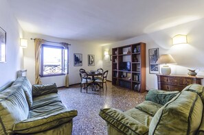 Duplex, 3 Bedrooms | Living room | 30-inch flat-screen TV with digital channels, LCD TV - Maurizio House (Venice)