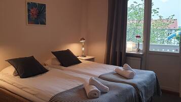 Chambre (2), Private bathroom outside the room) | Literie de qualité supérieure, fer et planche à repasser, Wi-Fi gratuit