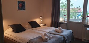 Rom (2), Private bathroom outside the room) | Sengetøy av topp kvalitet, strykejern/-brett og wi-fi (inkludert)