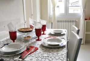 Appartamento, 2 camere da letto | Area soggiorno | TV a schermo piatto